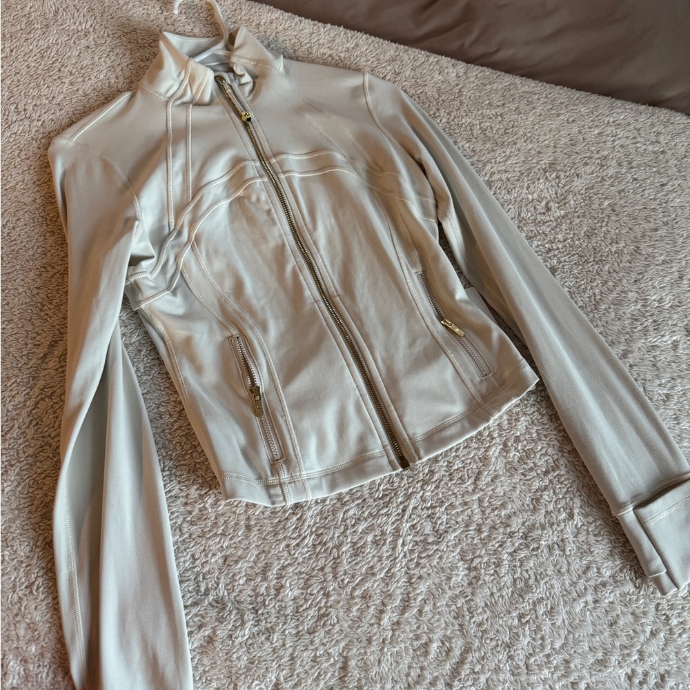 Lululemon Define Cropped Nulu Women's Cream Jacket size 6